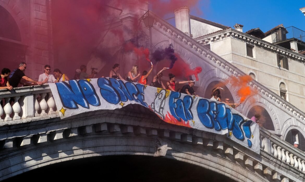 Casamento de Bezos gera protestos em Veneza; moradores dizem que cidade virou ‘parque dos ricos’