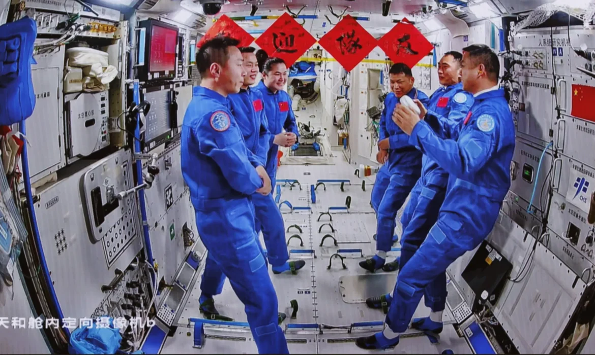 Astronautas chineses completam segunda caminhada espacial