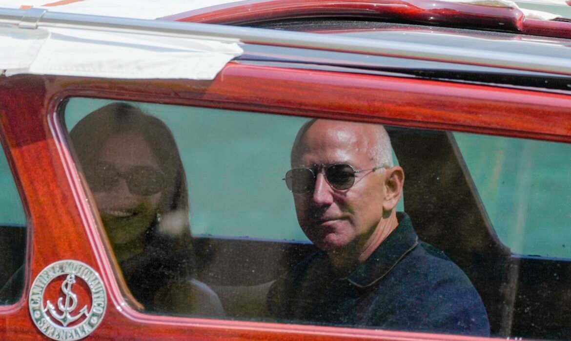 Bezos e noiva chegam a Veneza para casamento milionário de três dias; veja FOTOS