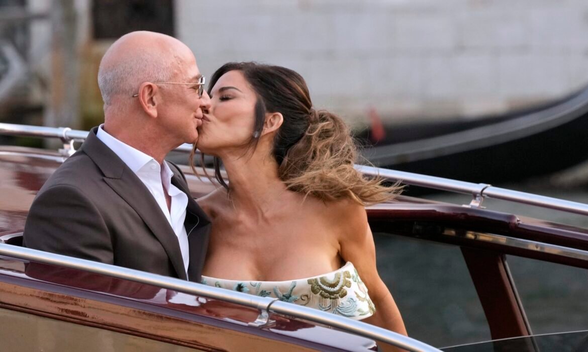 Bezos divulga foto de seu casamento milionário em Veneza