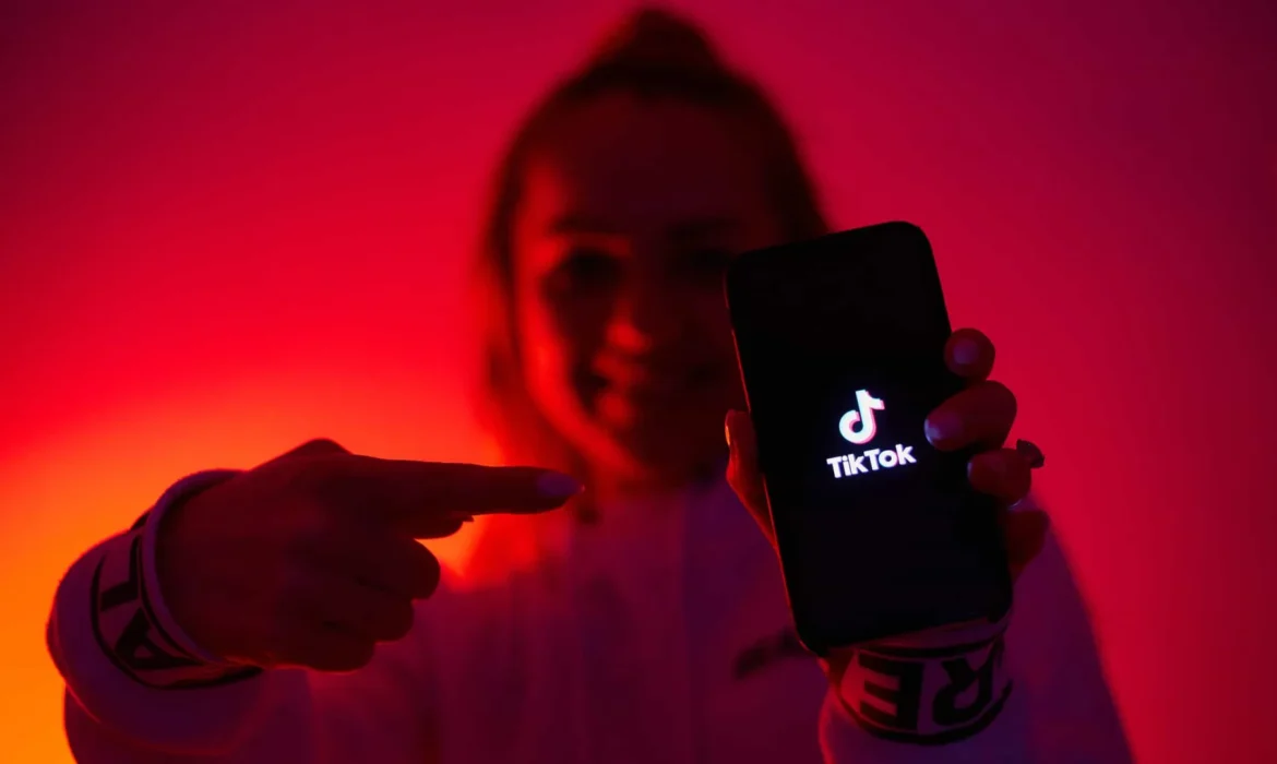 TikTok garante remover 98% do conteúdo prejudicial à saúde mental