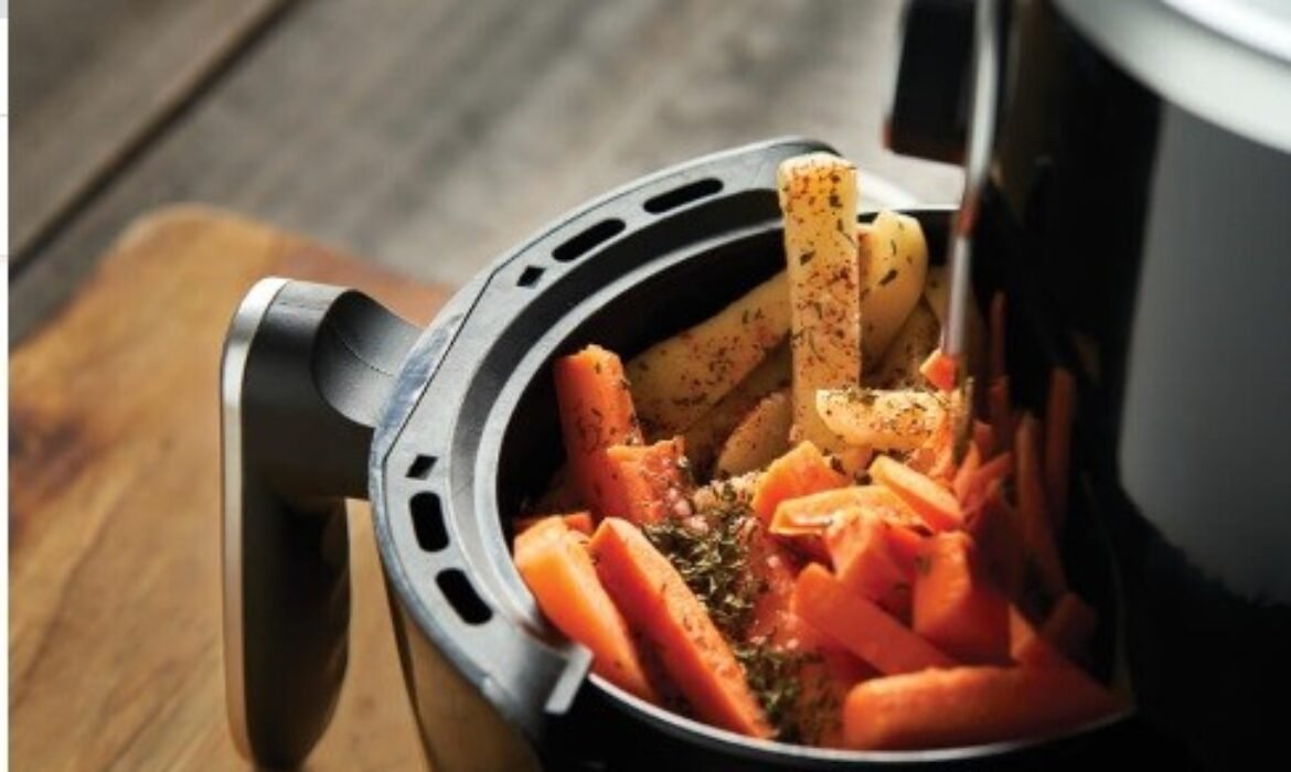 ‘Primeira’ airfryer tinha o tamanho de um canil e era de madeira com tela de galinheiro; conheça a história do aparelho
