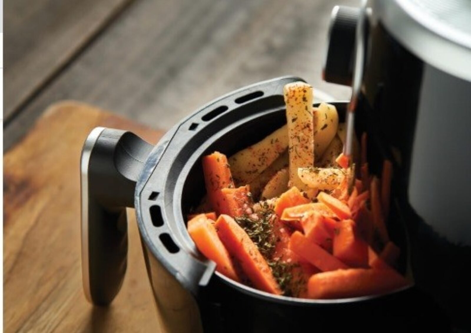 ‘Primeira’ airfryer tinha o tamanho de um canil e era de madeira com tela de galinheiro; conheça a história do aparelho
