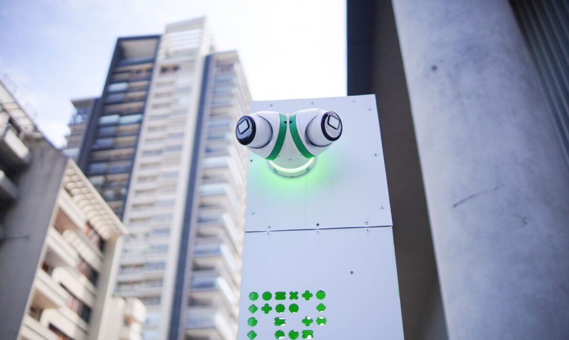 Torres com câmeras se espalham por cidades, monitoram pessoas sem regras claras e preocupam especialistas