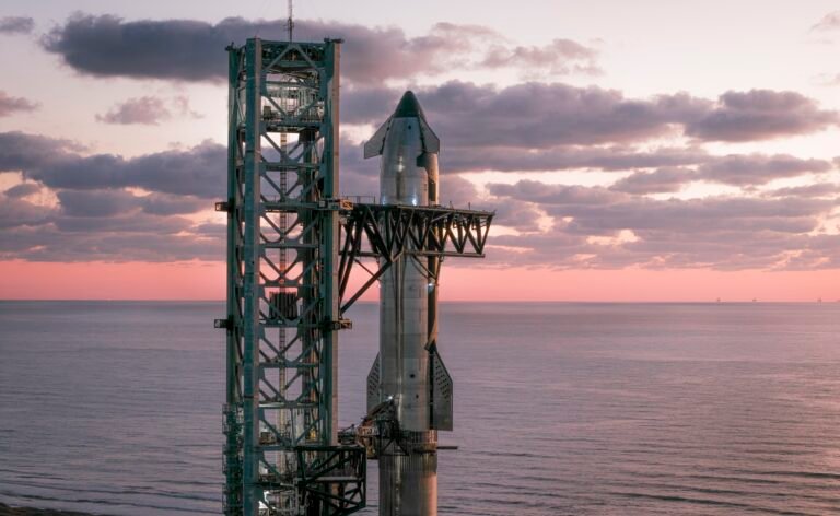 SpaceX lança Starship, maior nave do mundo, pela 11ª vez; foguete pousa com sucesso no oceano