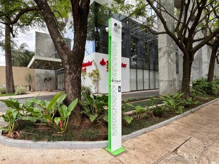 Torres de vigilância em prédios monitoram todos, mas levantam dúvidas sobre uso dos dados e eficácia contra o crime