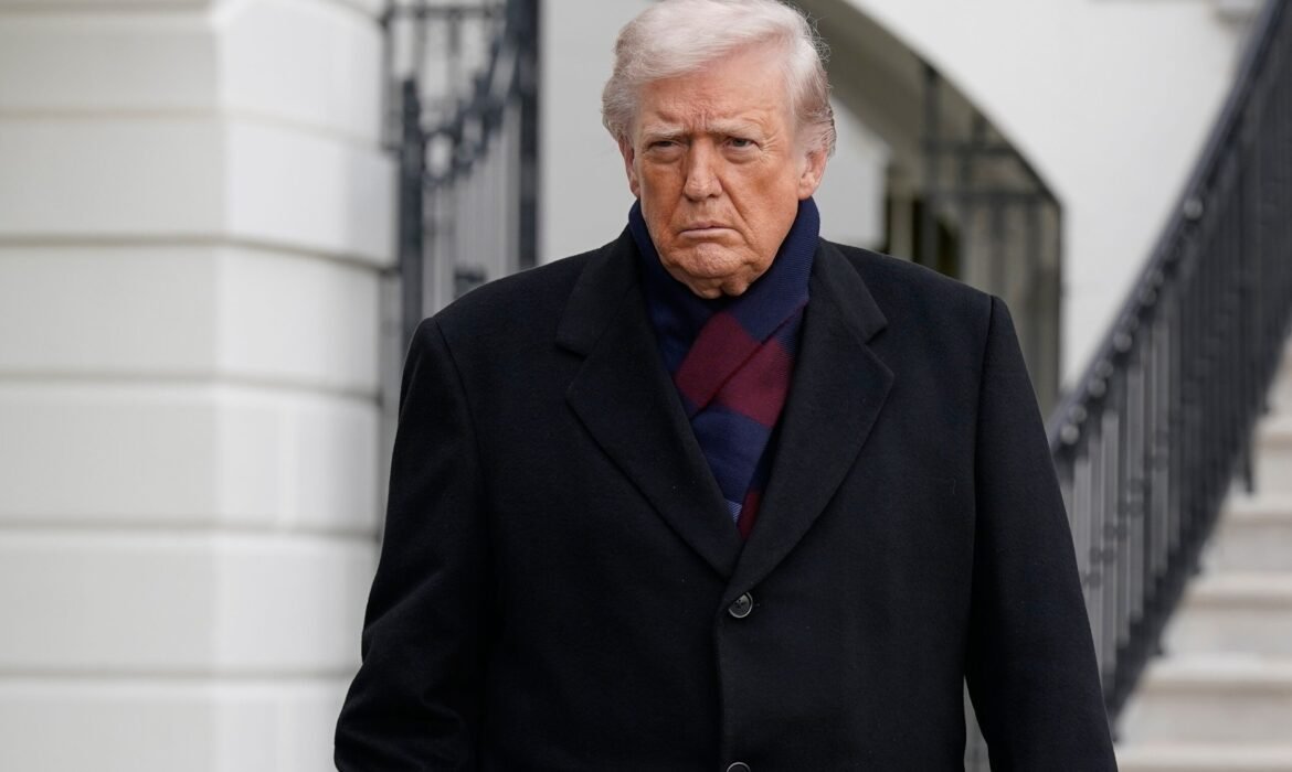 É #FAKE foto de Trump caminhando com andador; imagem foi criada com inteligência artificial